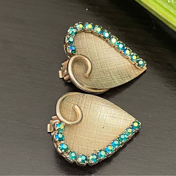 Vintage Unsigned Inverted Heart Light Gold-tone with AB Crystals Clip Earrings - Picture 3 of 14